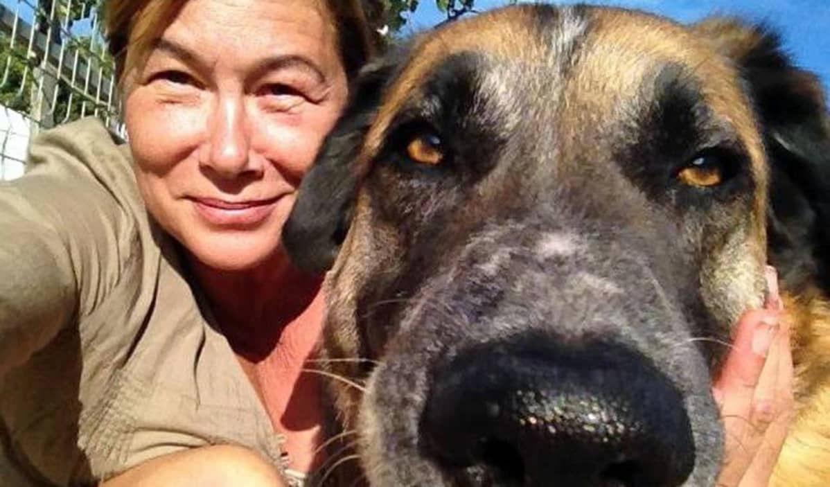 Helena Paukku ottaa selfien koiran kanssa.