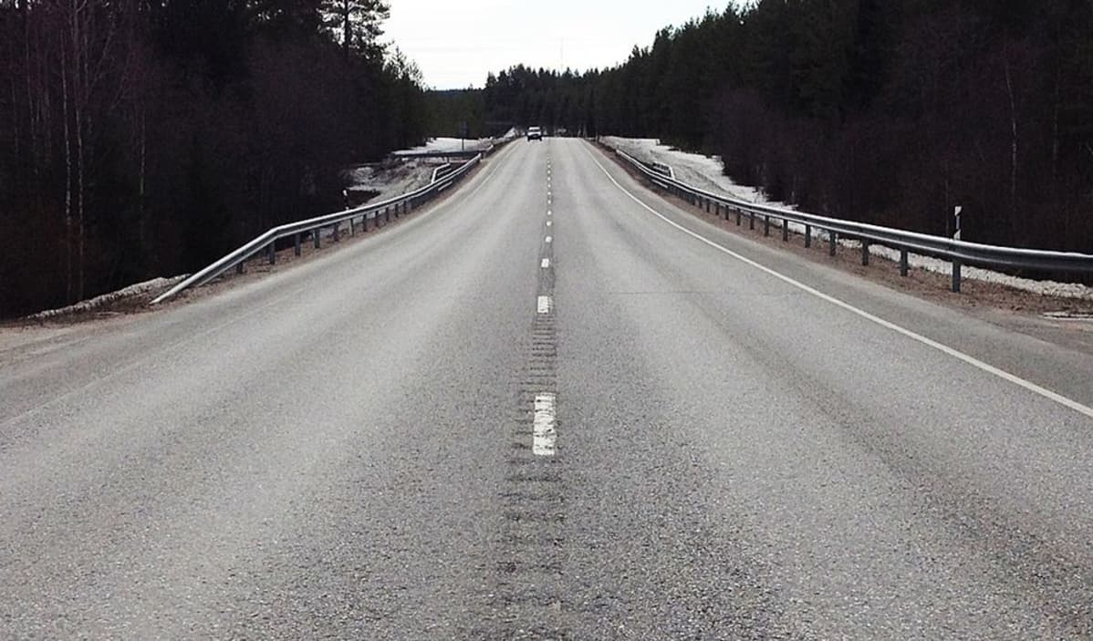 Kuva tiellä olevasta heräteraidasta.