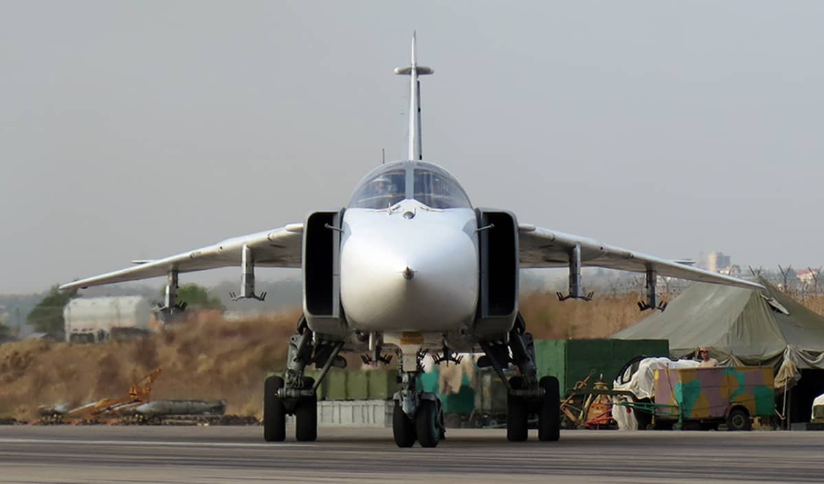 Venäjän ilmavoimien Sukhoi S-24 -maataistelukone tukikohdassa Syyriassa.