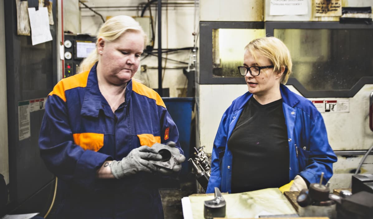 Petra Kirvesmies opiskelee koneistajaksi Tiina Vuorikkinen-Hultin johdolla.