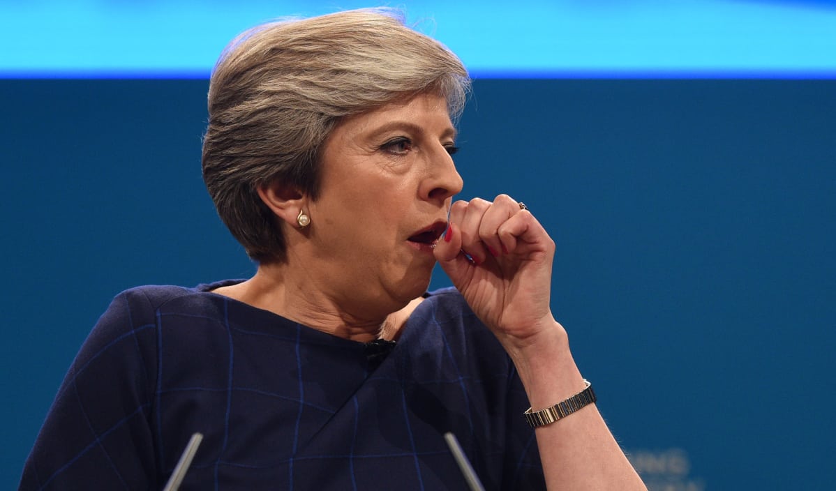 Theresa May yskii puoluekokouksen aikana.