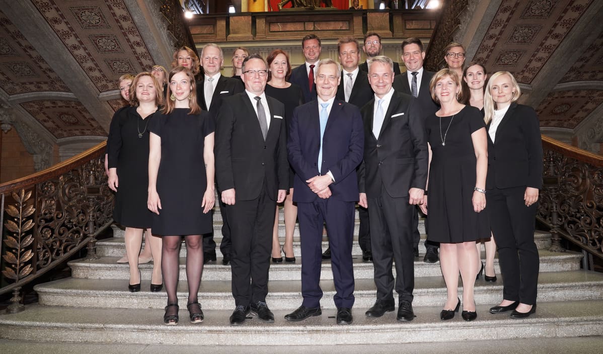 Antti Rinteen hallitus ryhmäkuvassa Säätytalon portaissa.