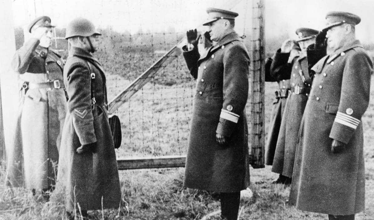 Virolaiset ja neuvostoliittolaiset sotilaat tervehtivät toisiaan vuonna 1939.