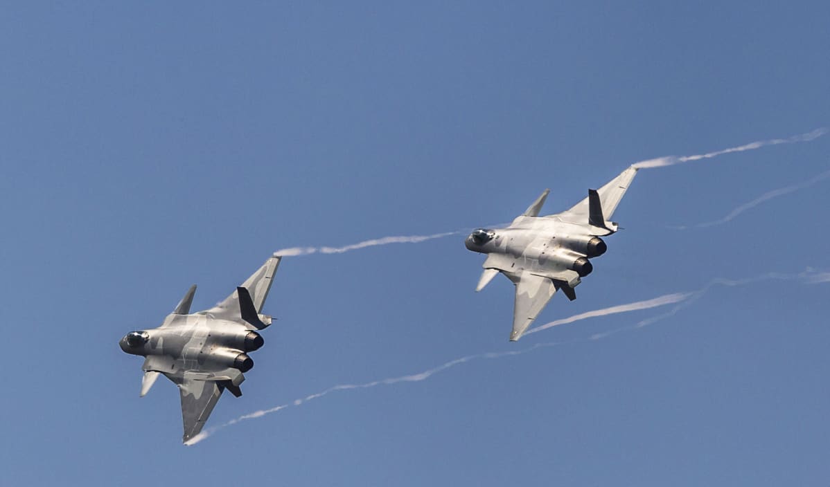Kaksi kiinalaista J-20 Chengdu -hävittäjää ilmassa.