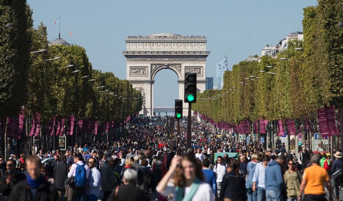 Kävelijöitä Champs-Élysées-kadulla Pariisin autottomana päivänä.