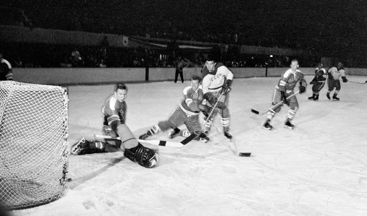 Kuvassa pelataan jääkiekkoa talviolympialaisissa vuonna 1960.
