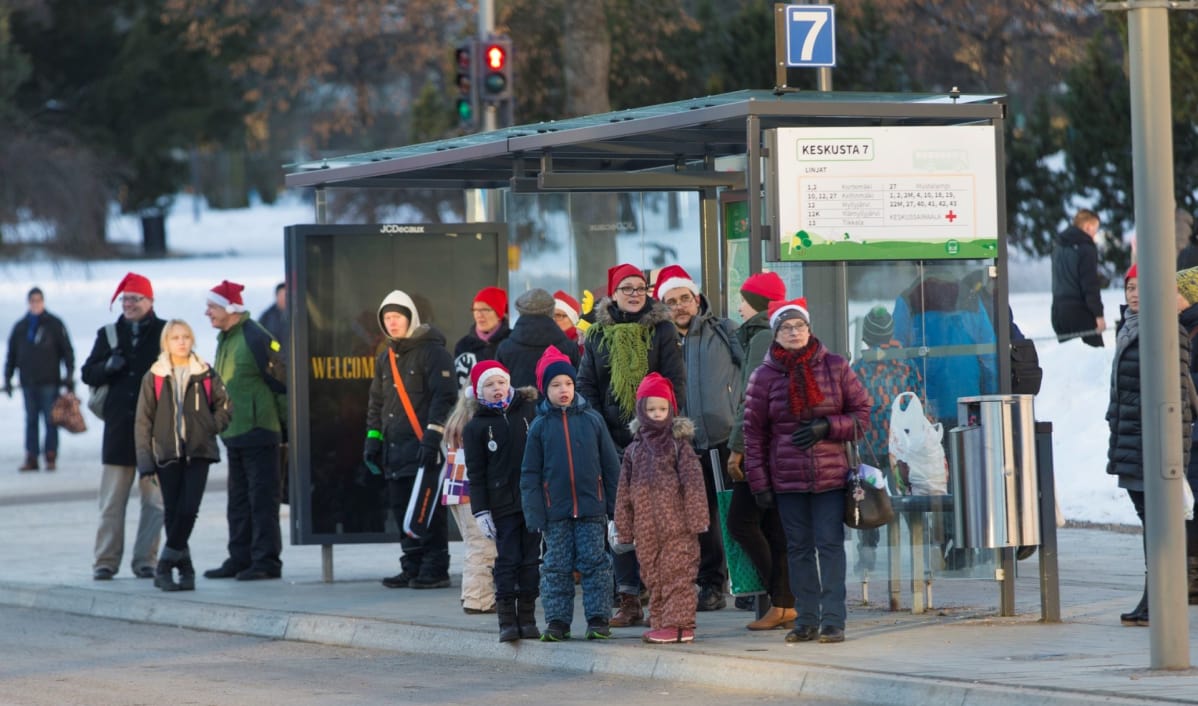 Ilman tonttulakkia bussia odottavat olivat selvässä vähemmistössä.