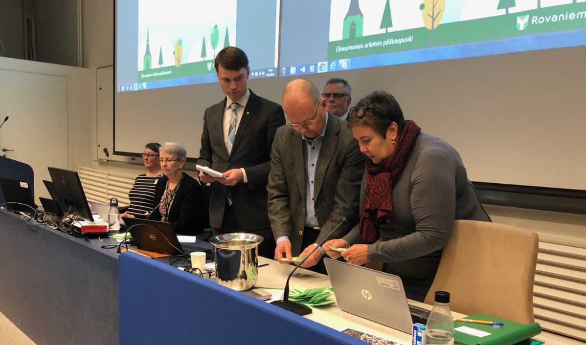 Kaupunginvaltuustossa käydyn valintavaalin ääntenlaskenta käynnissä.