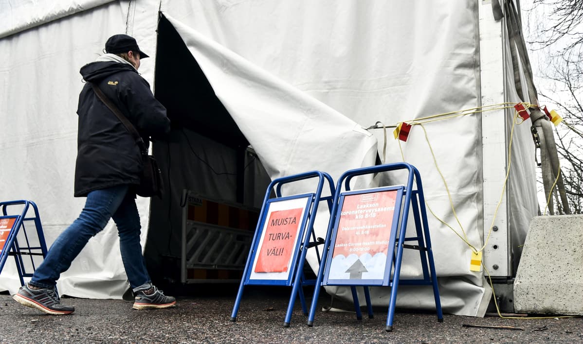 Laakson sairaalan koronaterveysaseman sisäänkäynti Helsingissä 14. huhtikuuta.