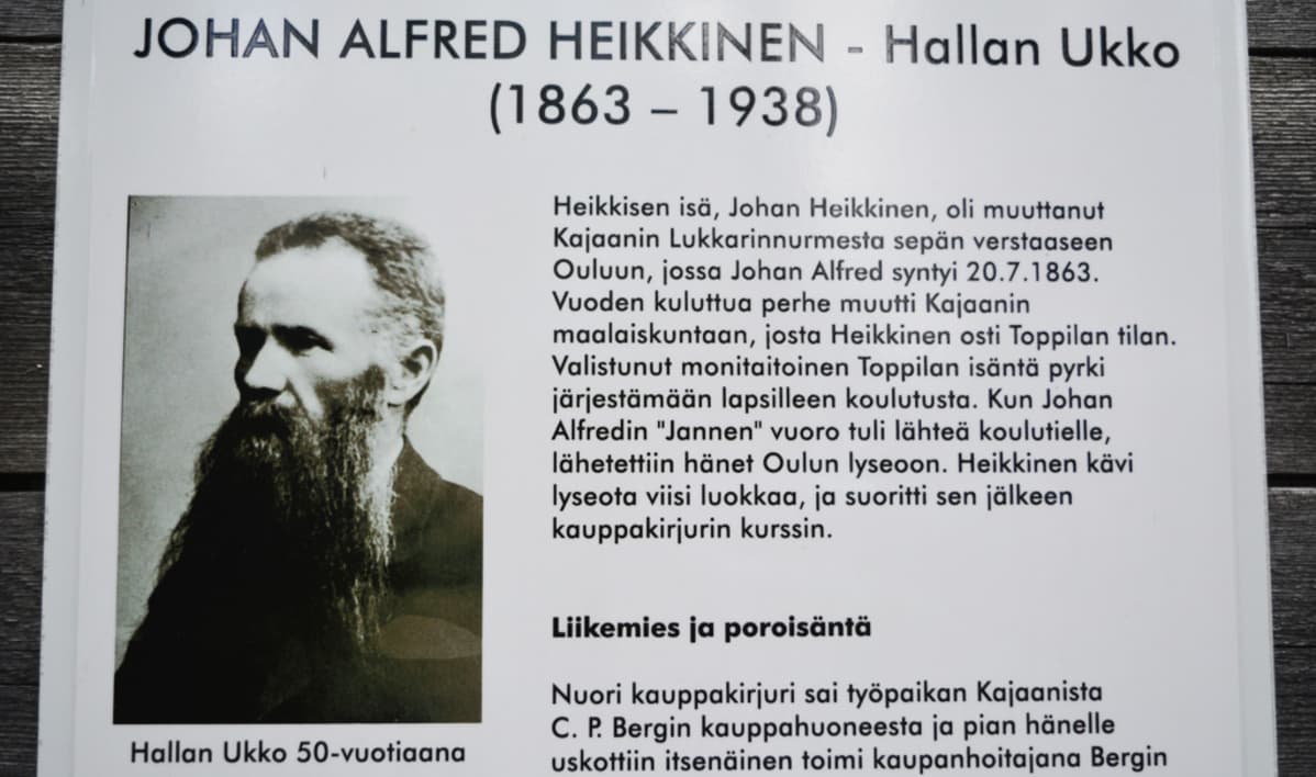 Kyltti, joka kertoo J.A. Heikkisestä.