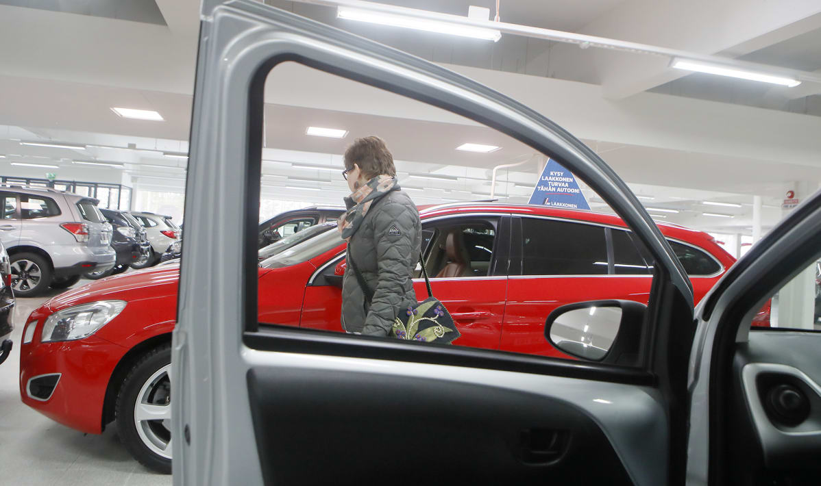 nainen autokaupassa