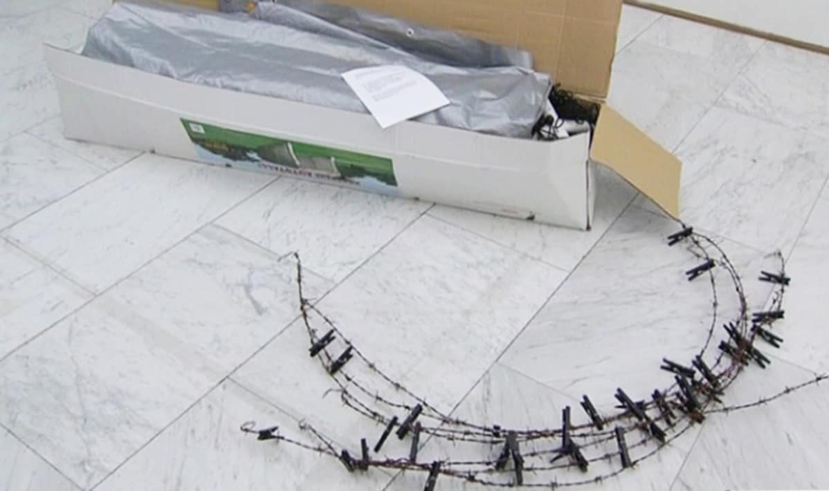 Poliisin takavarikoima Ulla Karttusen teos Neitsythuorakirkko Helsingin kaupungin Kluuvin galleriassa (nyk. HAM galleria) helmikuussa 2008.