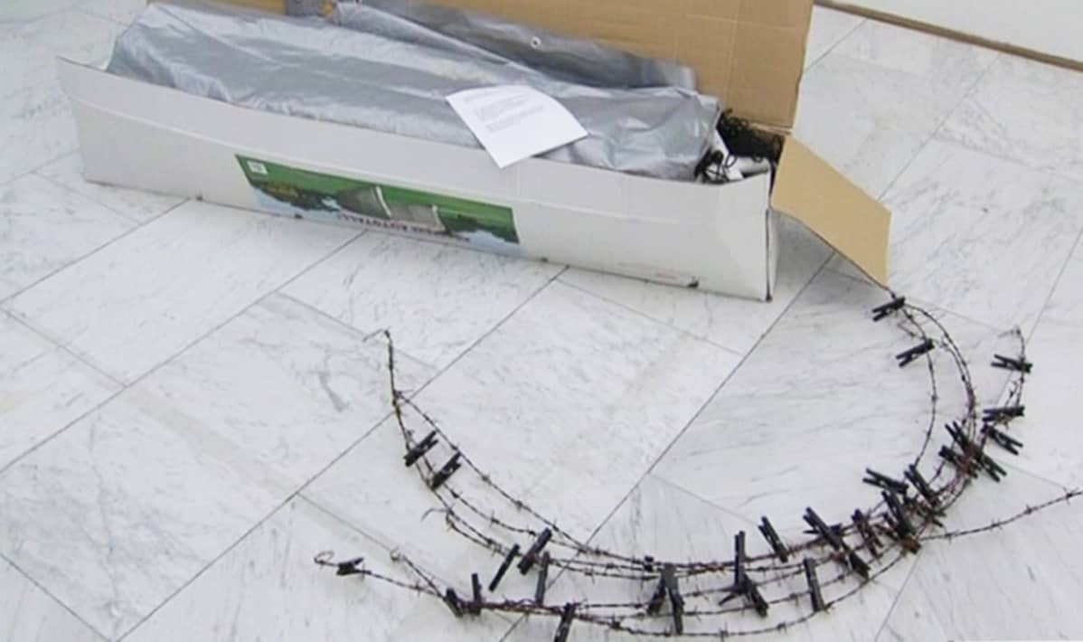 Poliisin takavarikoima Ulla Karttusen teos Neitsythuorakirkko Helsingin kaupungin Kluuvin galleriassa (nyk. HAM galleria) helmikuussa 2008.