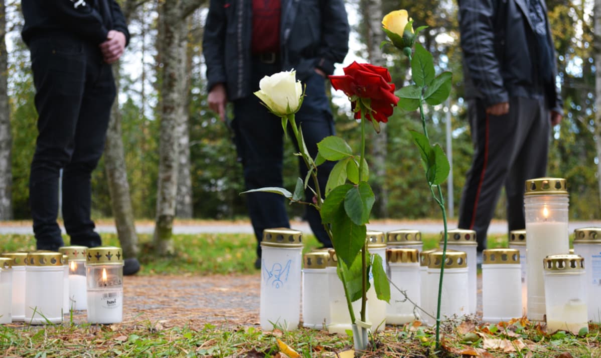 Kynttilöitä ja kukkia surmapaikalla.