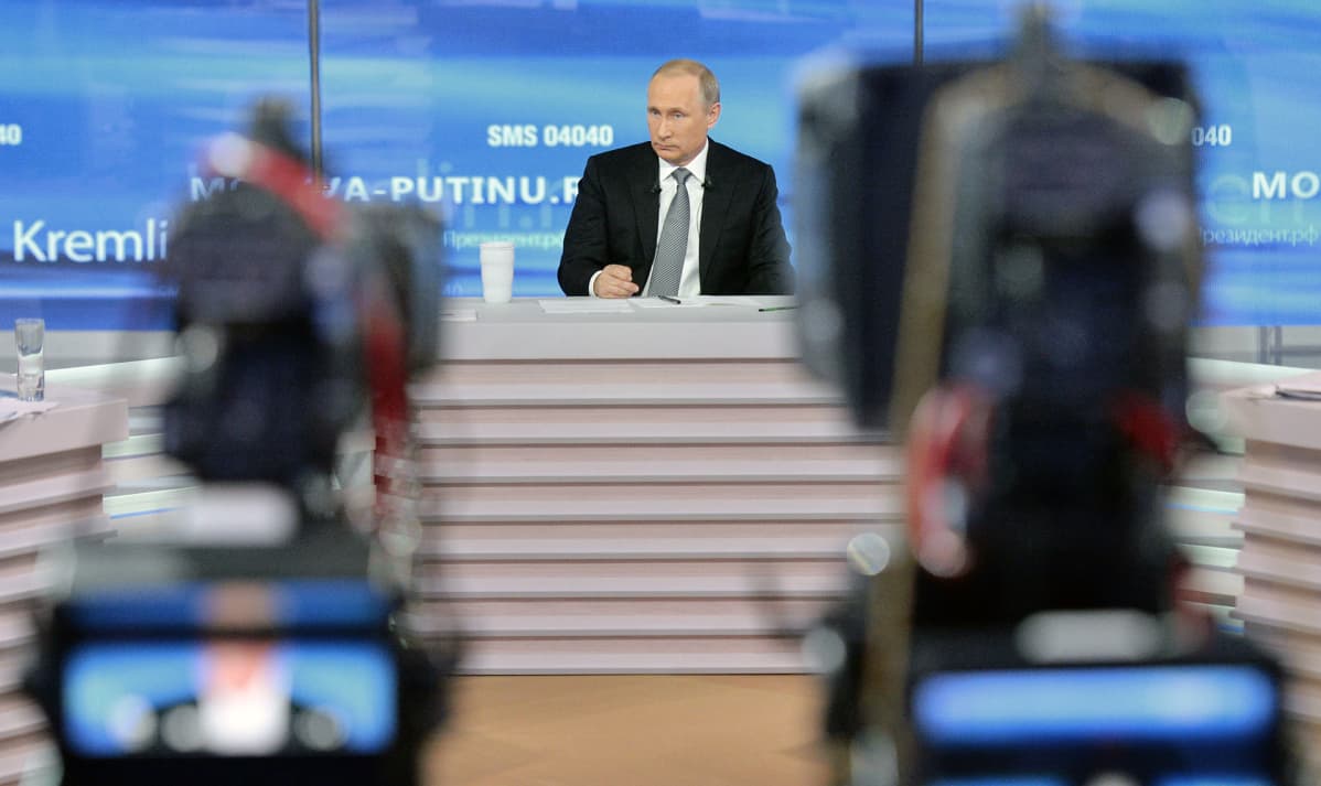Vladimir Putin Suora linja -ohjelman studiossa Moskovassa.