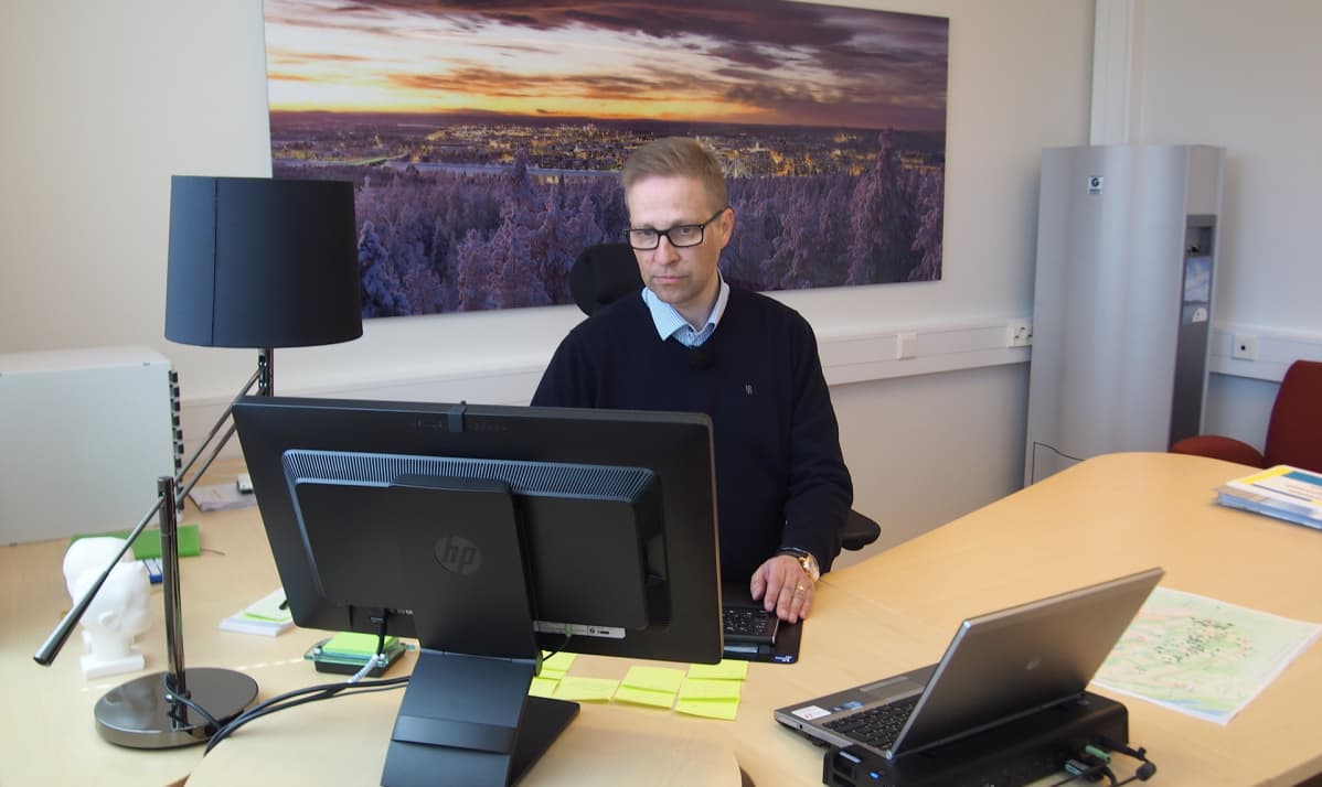 Kai Väistö työpöytänsä ääressä.