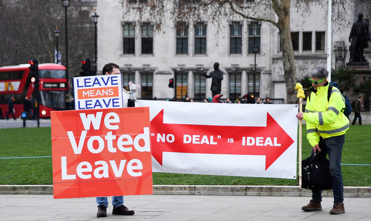 Brexitin kannattajia parlamentin ulkopuolella.