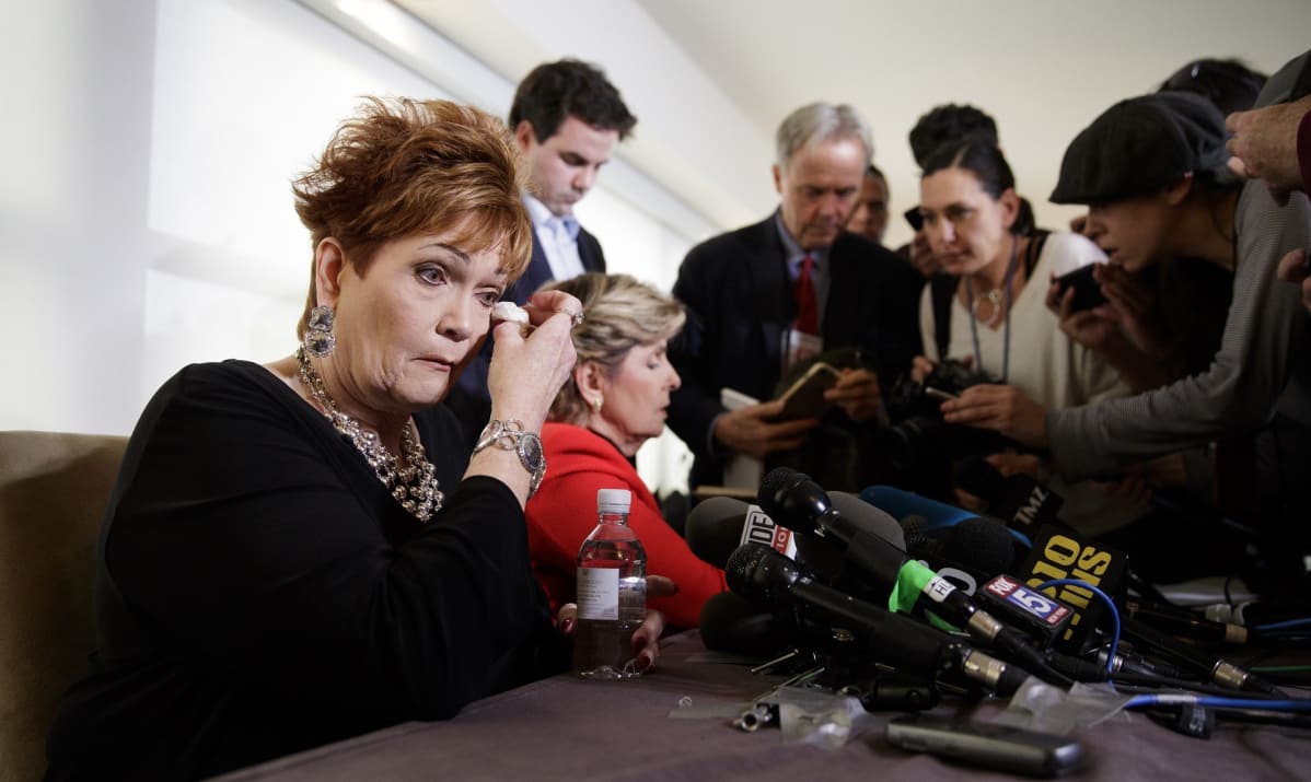 Beverly Young Nelson itkee lehdistötilaisuudessa.