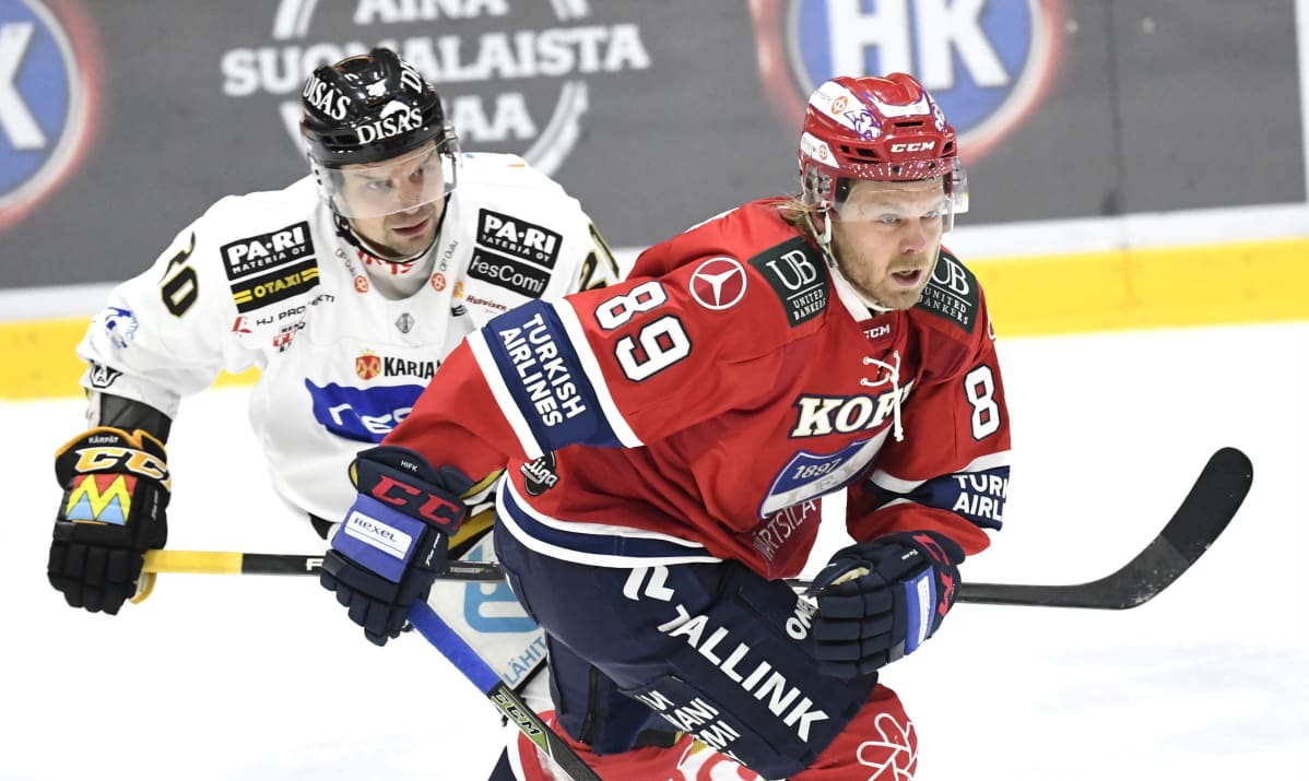 HIFK:n Antti Tyrväinen ja Kärppien Janne Pesonen kuvassa