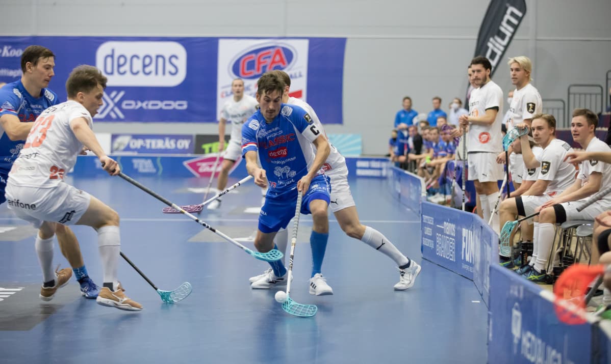 Classicin Janne Lamminen pallon kanssa.
