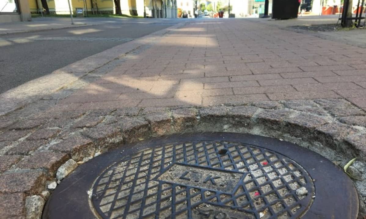 Kaivonkansi on uponnut syvälle Valtakadulla.