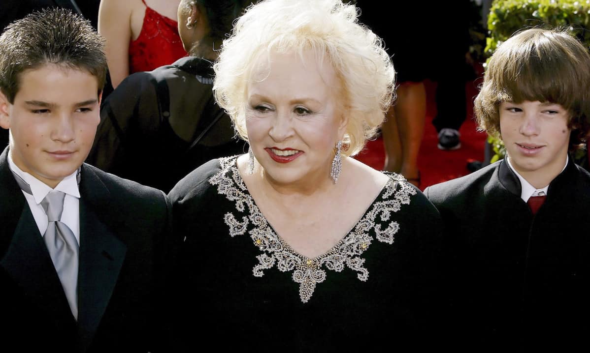 Doris Roberts kahden lapsenlapsensa kanssa
