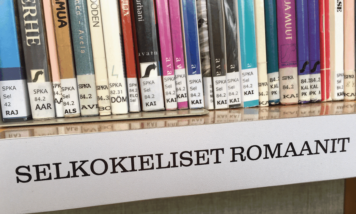 Selkokielisiä romaaneja Seinäjoen kaupunginkirjaston hyllyssä.