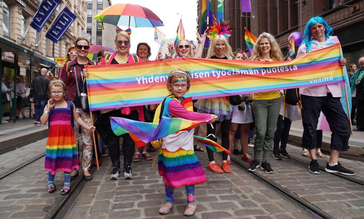 Pride-kulkueen osanottajia.