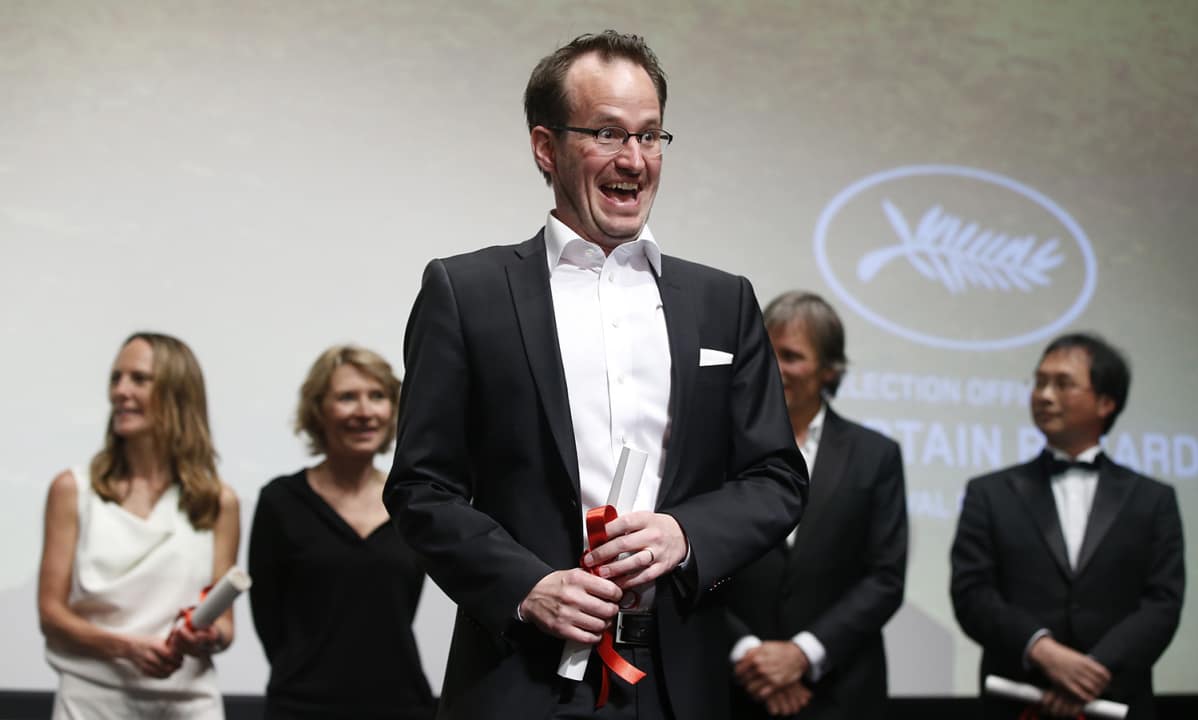 Juho Kuosmanen vastaanotti Cannesin elokuvajuhlien virallisen Un Certain Regard -kakkossarjan pääpalkinnon.