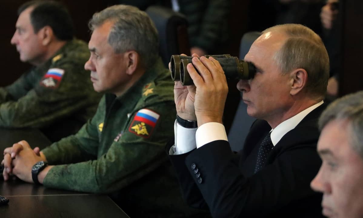 Kuvassa Venäjän presidentti Vladimir Putin katsoo kiikareilla Zapad 2017 -sotaharjoitusta Lugassa Pietarin eteläpuolella. Taustalla puolustusministeri Sergei Shoigu.