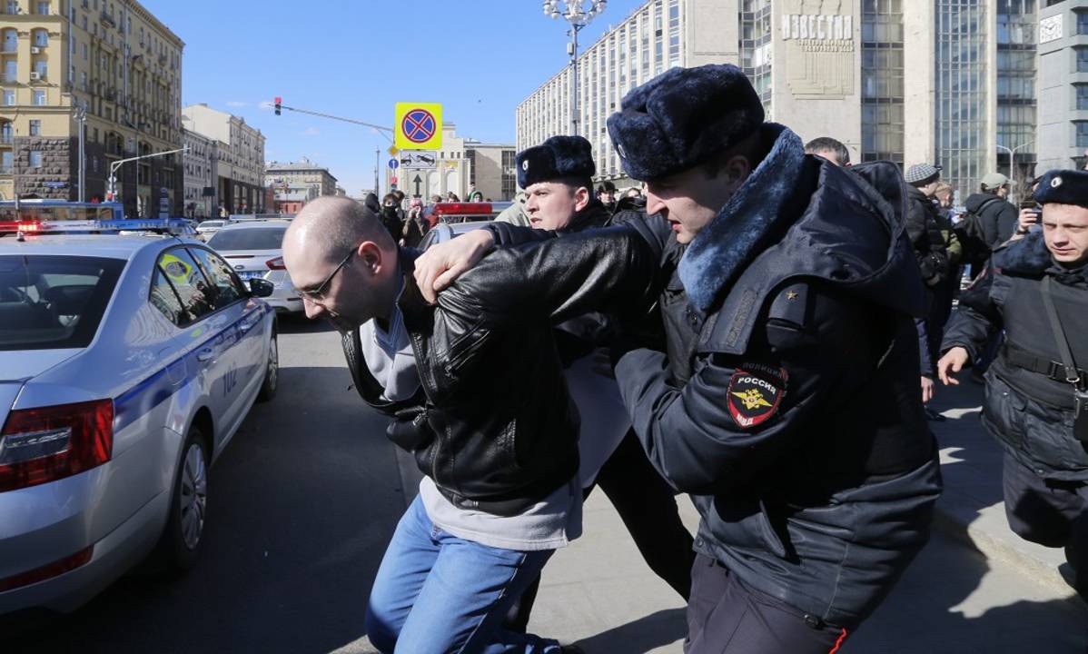 Poliisi pidätti useita korruptiota vastustaneita mielenosoittajia Moskovassa