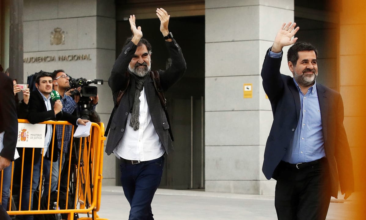 Jordi Cuixart (vas.) ja Jordi Sanchez saapumassa oikeuden kuultavaksi Madridissa.