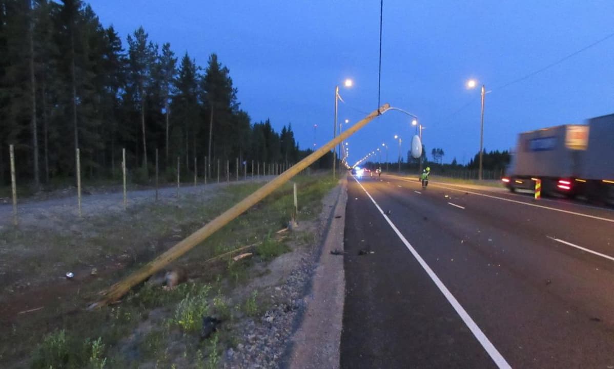 Tolppa kumossa, poliisiauto törmäsi hirveen, joka lensi tolppaan ja kuoli