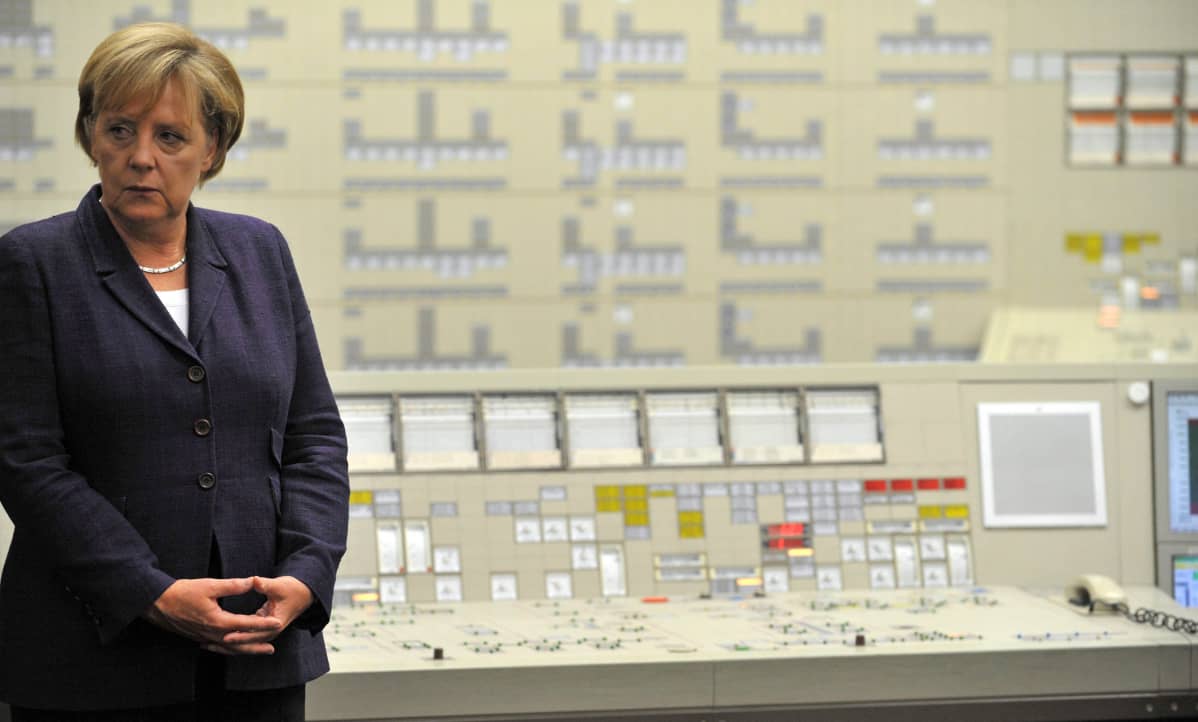 Vuonna 2005 alkaneen kanslerikautensa alussa Angela Merkeliä kutsuttiin ilmastokansleriksi hänen kunnianhimoisen ilmastopolitiikkansa vuoksi. Sittemmin titteli on himmentynyt, kun Saksa ei ole onnistunut saavuttamaan päästövähennystavoitteitaan. Merkel kuvattiin vuonna 2010 ydinvoimalassa Saksan Lingenissä.