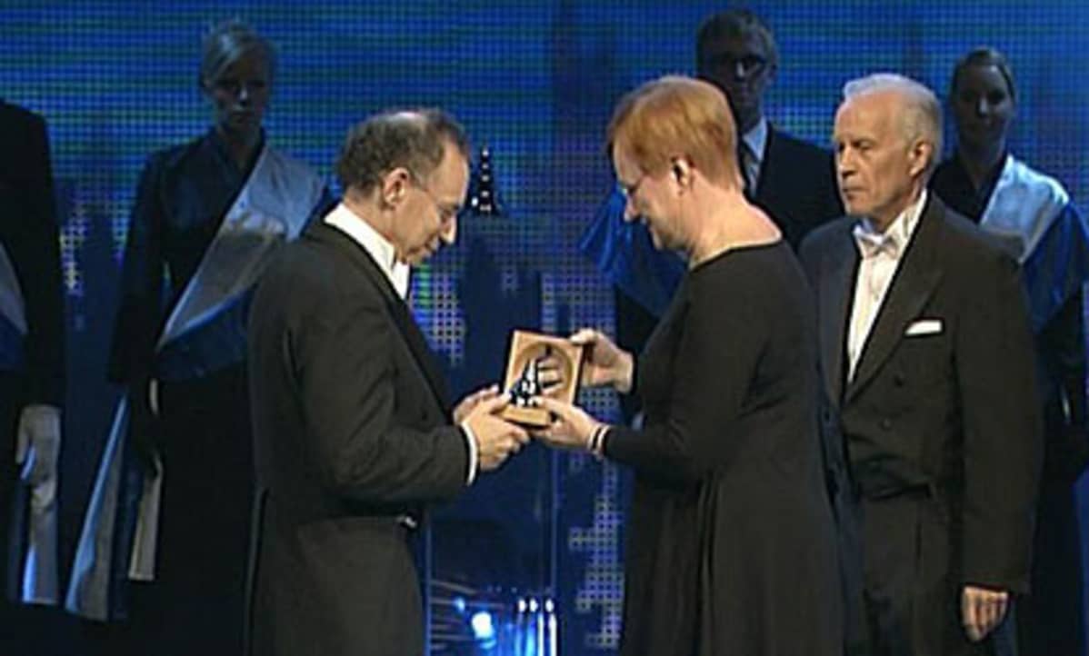 Presidentti Halonen ojentaa palkinnon Robert Langerille