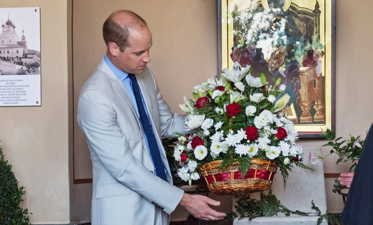 Prinssi William kukkapuskan kanssa.
