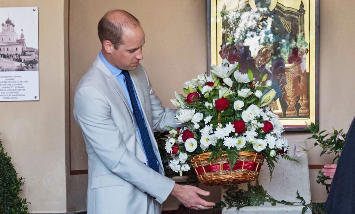 Prinssi William kukkapuskan kanssa.