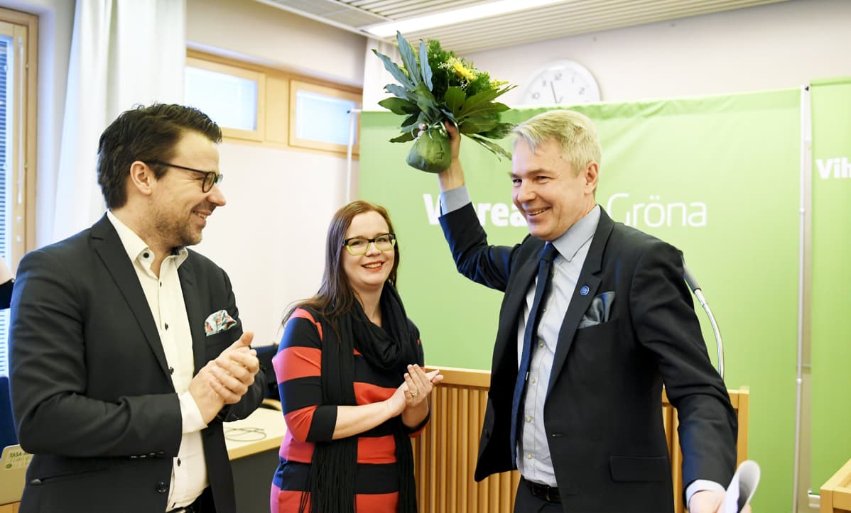 Pekka Haavisto valittiin vihreiden presidenttiehdokkaaksi puoluevaltuuskunnan kokouksessa 12. helmikuuta 2017 Lohjalla. Pekka Haavistoa onnittelivat puheenjohtaja Ville Niinistö ja puoluevaltuuskunnan varapuheenjohtaja Katja Andrejev.