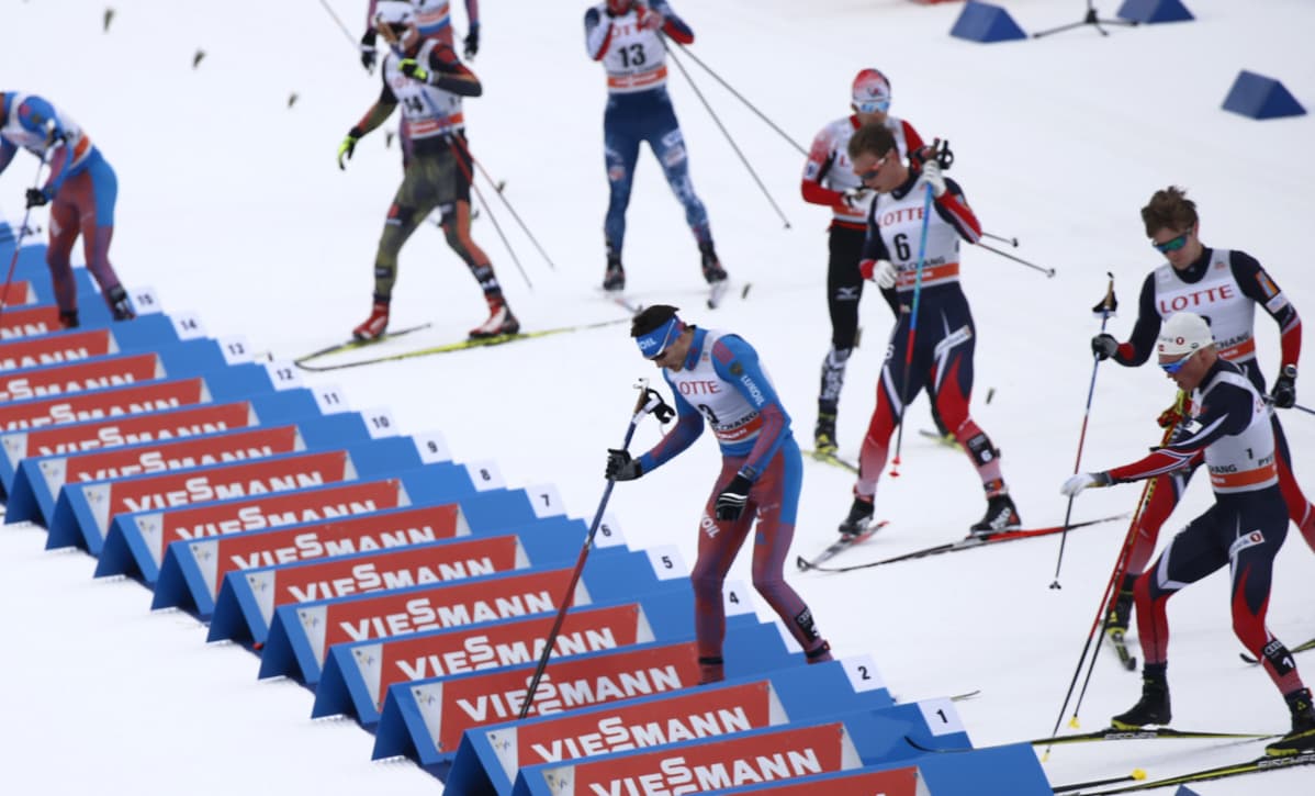 Yhdistelmäkilpailun suksien vaihto Pyeongchangin olympilaisten miesten kisassa.