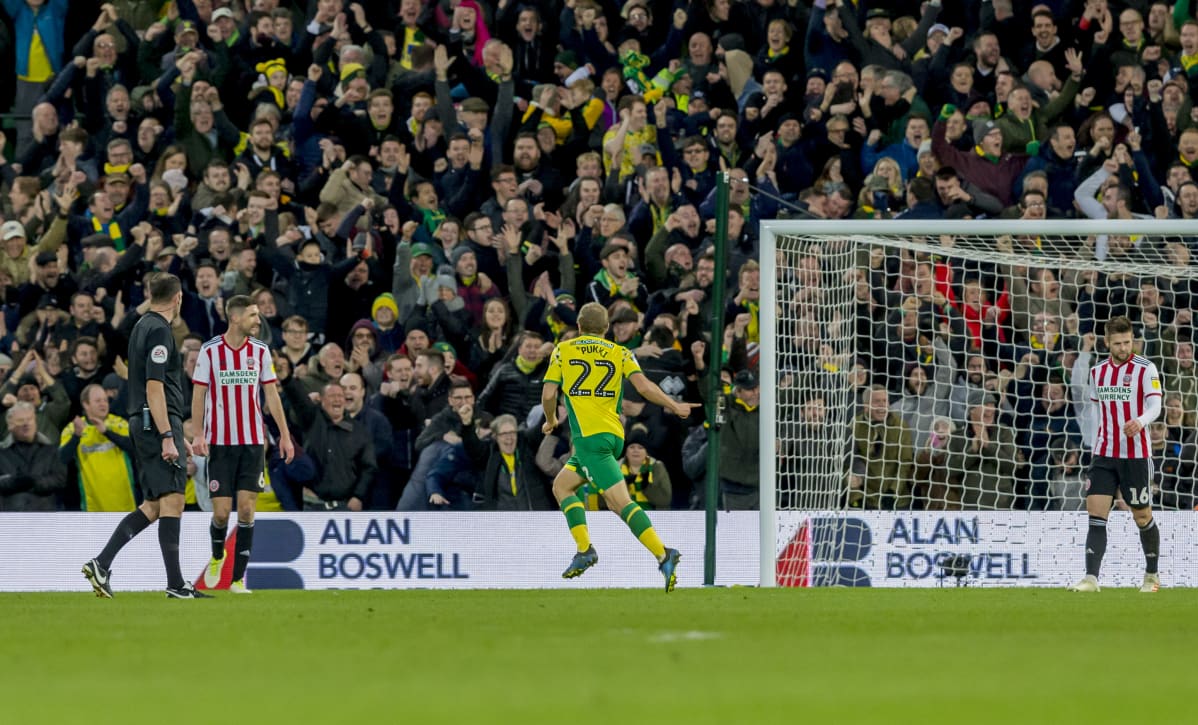 Teemu Pukki juhlii maalia Norwichin kannattajien edessä.