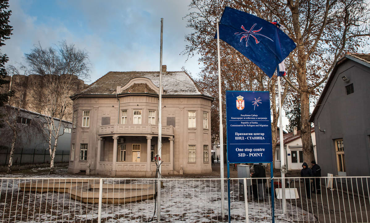 Vastaanottokeskus Sidin kaupungissa lähellä Kroatian rajaa