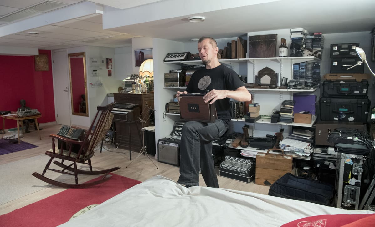 Kimmo pohjonen soitta eräänlaista harmonikkaa työhuoneellaan.