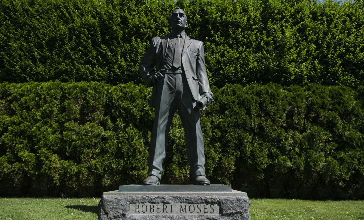 Robert Mosesia esittävä seisova patsas.