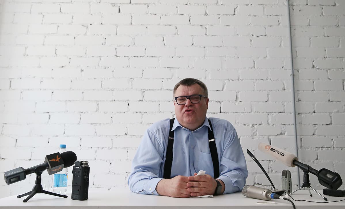 Valko-Venäjän presidenttiehdokas Viktar Babaryka pitää puhetta kampanjatoimistollaan.