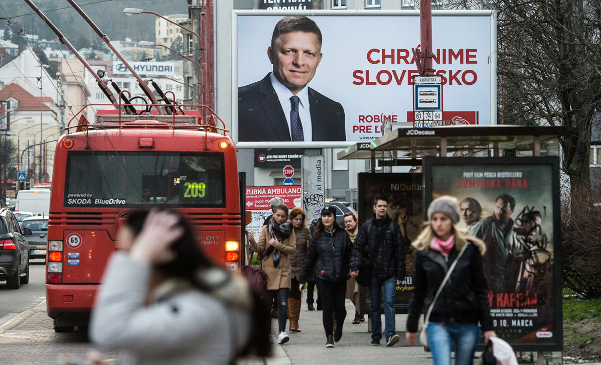 Robert Ficon vaalijuliste Bratislavassa, Slovakiassa 4. maaliskuuta.