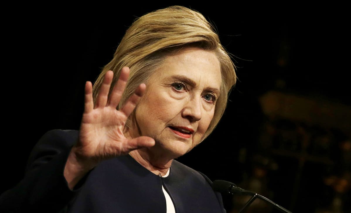 Hillary Clinton puhuu.
