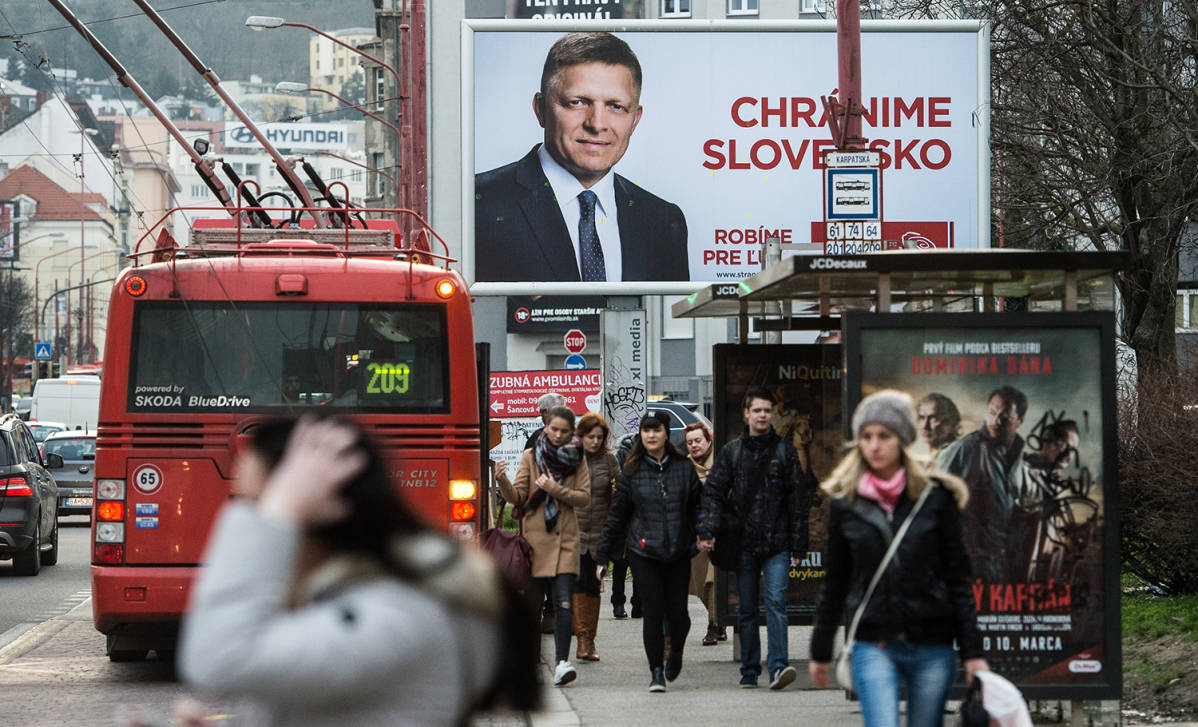 Robert Ficon vaalijuliste Bratislavassa, Slovakiassa 4. maaliskuuta.