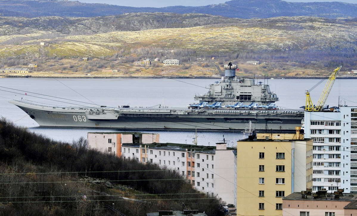 Lentotukialus Admiral Kuznetsov kuvattuna Murmanskissa 14. lokakuuta.