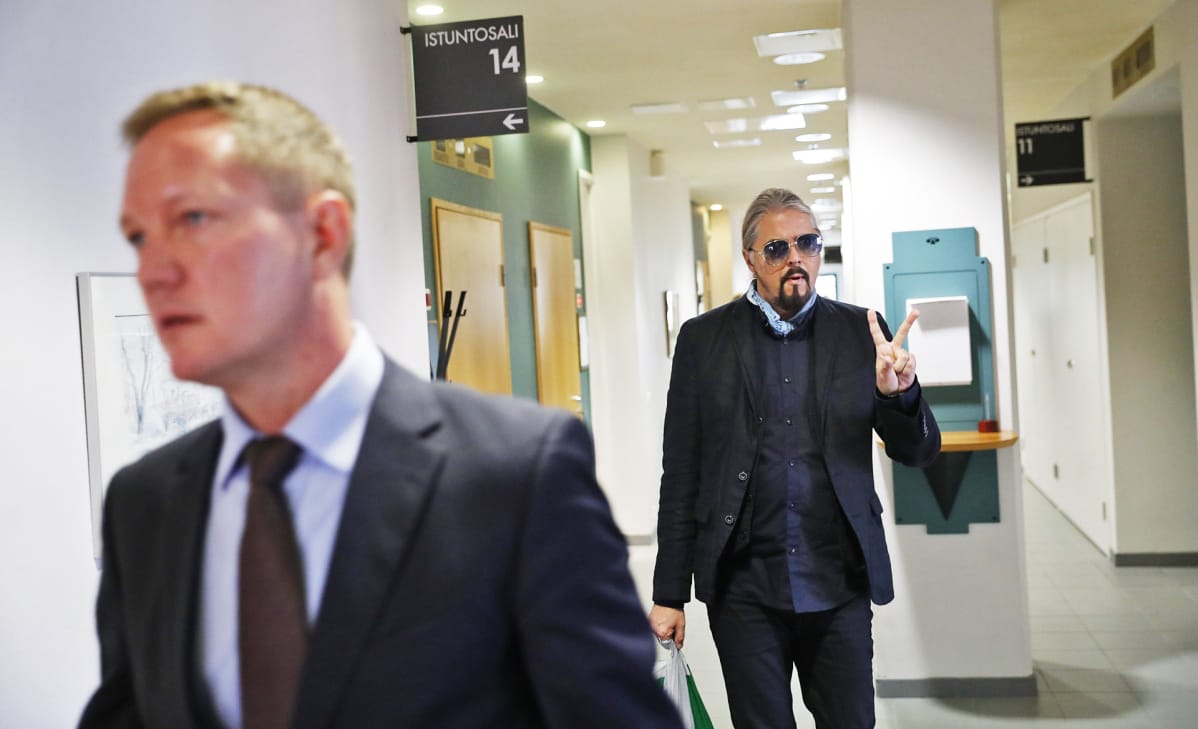 Yö-yhtyeen entinen basisti Jukka 'Jay' Lewis ja avustaja Henri Nieminen Pirkanmaan käräjäoikeudessa.
