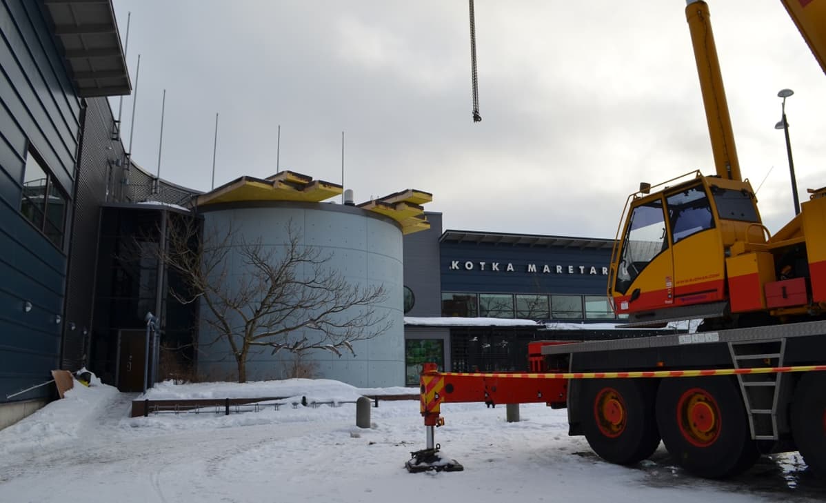 Nosturiauto itämeri-altaan luona Kotkan Maretariumin pihalla.
